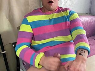 Muscular hunk's solo pleasure show