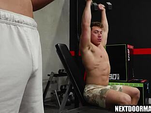 Muscular hunk gets double satisfaction