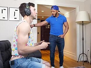 Gay delivery driver gets tipped with tight ass by Manroyale gamer twink