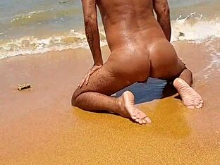 Wild Latina shore solo turns public