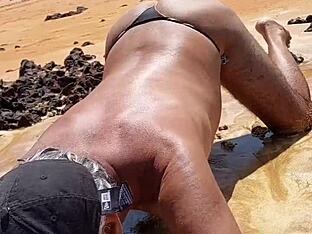 Public latina slut Ladysilva shows off her ass outdoors